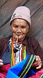 Chin-Seniorin mit traditioneller Chin-Bluse - West-Myanmar: Land und Leute