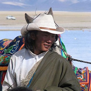 2006 - Tibetischer Nomade mit Pferd - Zentral-Tibet: Land und Leute