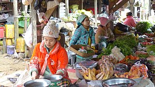 Vielf&auml;ltiges Warenangebot auf dem Bazar in Mindat - West-Myanmar: Land und Leute