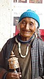 Dame mit Gebetsm&uuml;hle - Ladakh: Land-und-Leute