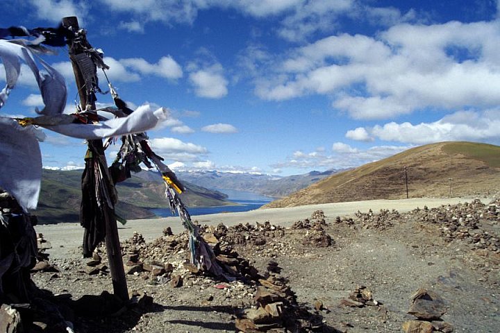 1992 - Gebetsfahnen auf dem Kamba La Pass - Zentral-Tibet: Landschaft
