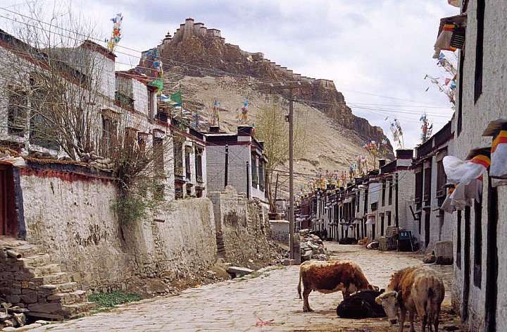2006 - urige Altstadtgasse in Gyantse - Zentral-Tibet: Land und Leute