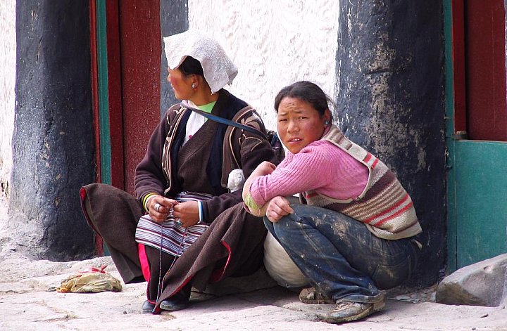 2006 - Tibeterinnen in der Altstadt von Gyantse - Zentral-Tibet: Land und Leute
