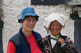2006 - Foto mit Tibeterin in Gyantses Altstadt - Zentral-Tibet: Land und Leute