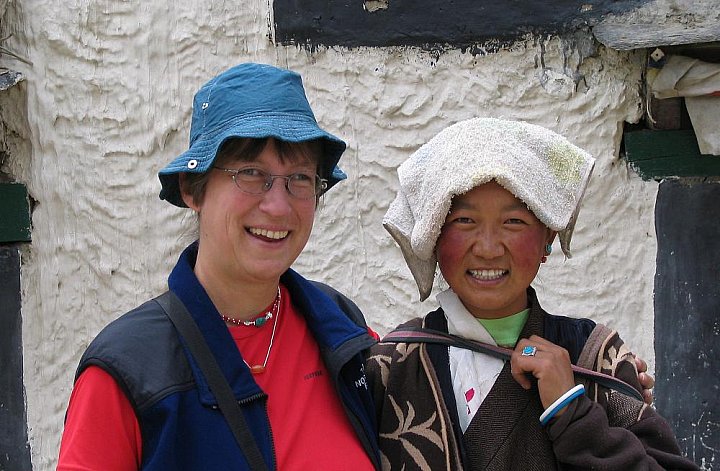 2006 - Foto mit Tibeterin in Gyantses Altstadt - Zentral-Tibet: Land und Leute