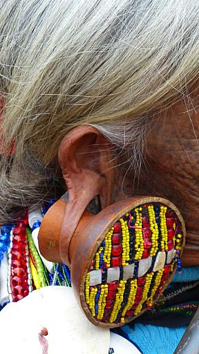 Ohrschmuck von Daw Yaw Hting in Mindat - West-Myanmar: Land und Leute