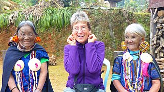 Gruppenfoto mit Daw Yaw Hting.und ihrer Freundin in Mindat - West-Myanmar: Land und Leute
