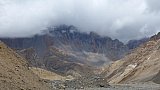 Teifh&auml;ngende Wolken &uuml;ber dem Felsental - Ladakh: Landschaft
