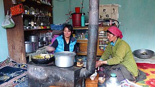 Damen des Hauses in der K&uuml;che - Ladakh: Land-und-Leute