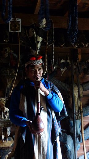 Museums-Gr&uuml;nder in traditioneller Chin-Tracht. - West-Myanmar: Land und Leute