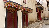 Tibetische Eingangst&uuml;ren zu den H&auml;usern der Altstadt - Zentral-Tibet: Sehensw&uuml;rdigkeiten