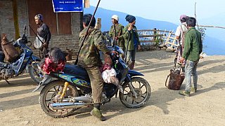 Motorrad beladen mit interessanter Fracht - West-Myanmar: Land und Leute