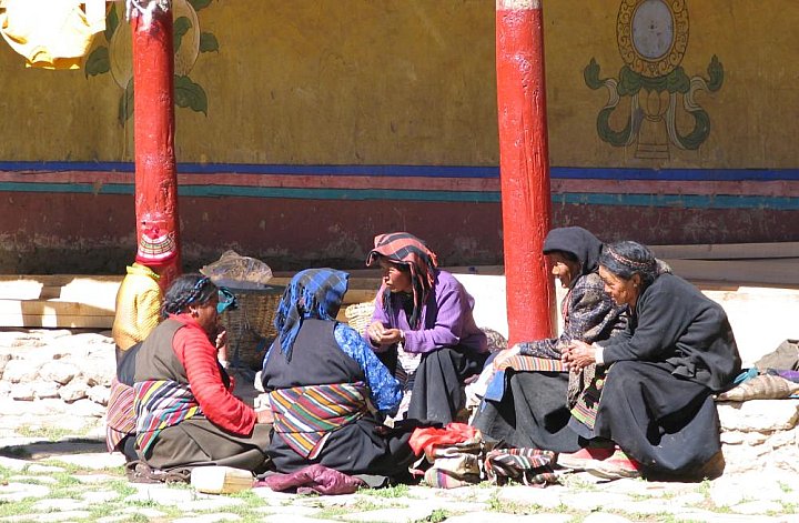 2006 - Tibetische Frauen im Kloster Shalu - Zentral-Tibet: Land und Leute