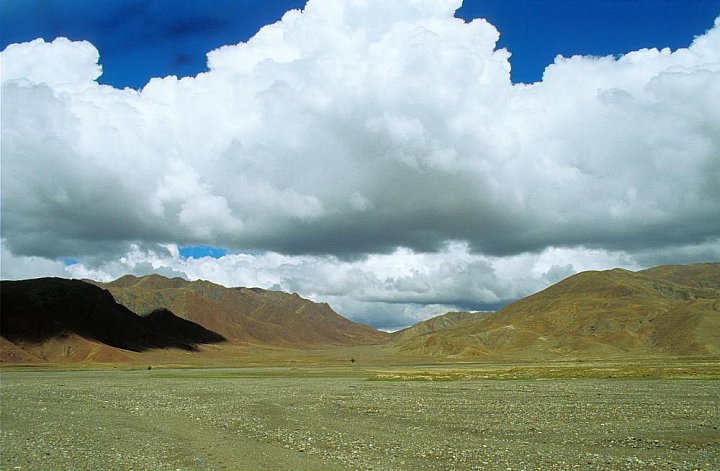2006 - Tiefh&auml;ngende Wolken &uuml;ber dem tibetischen Hochplateau - Zentral-Tibet: Landschaft