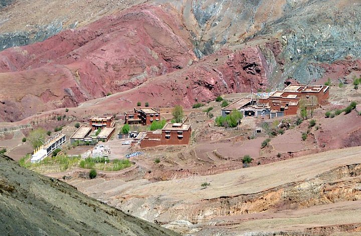 2006 - Ngor Kloster und rote Felsen - Zentral-Tibet: Sehensw&uuml;rdigkeiten