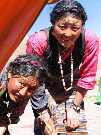 2006 - Zwei Tibeterinnen am Zelteingang - Zentral-Tibet: Land und Leute