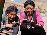 2006 - zwei Tibeterinnen vor meinem Zelt - Zentral-Tibet: Land und Leute