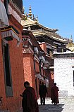 2006 - Schmale Gasse auf dem Tashilunpo Klostergel&auml;nde - Zentral-Tibet: Sehensw&uuml;rdigkeiten