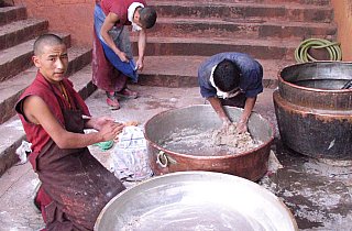 2006 - Herstellen des Butterteiges f&uuml;r die Butterskulpturen - Zentral-Tibet: Land und Leute