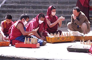 2006 - Herstellen von Butterteig-Skulpturen im Tashilunpo Kloster - Zentral-Tibet: Land und Leute