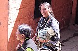 2006 - Tibetische Pilgerinnen im Tashilunpo Kloster - Zentral-Tibet: Land und Leute