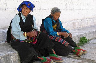 2006 - Zwei &auml;ltere Tibeterinnen im Tashiiounpo Kloster - Zentral-Tibet: Land und Leute