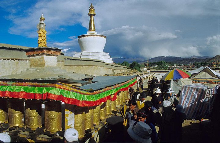 2006 - Pilgerweg um das Tashilunpo Kloster - Zentral-Tibet: Land und Leute