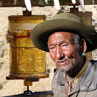2006 - Tibeter auf der Kora um das Tashilunpo Kloster - Zentral-Tibet: Land und Leute