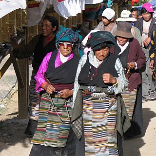 2006 - Tibeterinnen auf der Kora um das Tashilunpo Kloster - Zentral-Tibet: Land und Leute