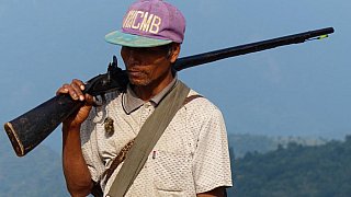 Chin mit Jagdgewehr - West-Myanmar: Land und Leute