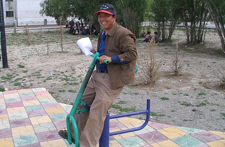 2006 - Kinderspielplatz in Lhatse - Tibet Blog