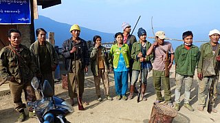 Die stolze Chin-Jagdgesellschaft - West-Myanmar: Land und Leute