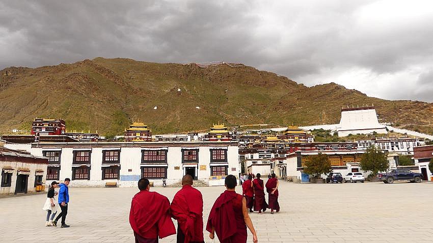 Gro&szlig;er Platz vor dem Tashilunpo Kloster - Zentral-Tibet: Sehensw&uuml;rdigkeiten