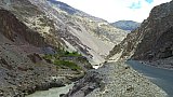 Stra&szlig;e entlang des Zanskar-Flusses in Richtung S&uuml;den - Ladakh: Landschaft