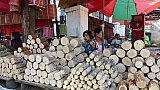 Stapelweise Tanaka-Rinde - West-Myanmar: Land und Leute