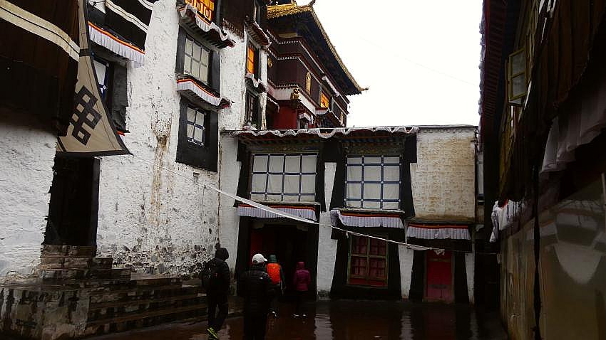 Innenhof im Tashilunpo Kloster - Zentral-Tibet: Sehensw&uuml;rdigkeiten