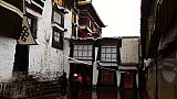 Innenhof im Tashilunpo Kloster - Zentral-Tibet: Sehensw&uuml;rdigkeiten