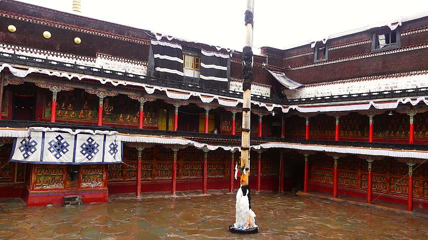 Gro&szlig;er Innenhof im Tashilunpo Kloster - Zentral-Tibet: Sehensw&uuml;rdigkeiten