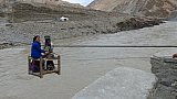 Im Cable Car &uuml;ber dem Zanskar-Fluss - Ladakh: Land-und-Leute