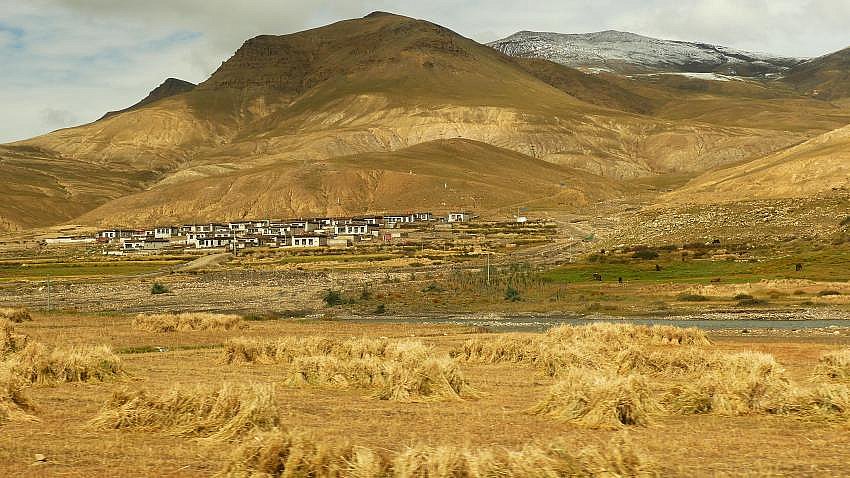 Tibetisches Dorf - Zentral-Tibet: Landschaft