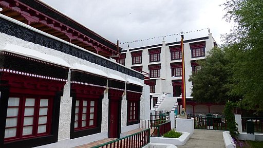 Innenhof des Lharimo Hotels in Leh - Ladakh: Essen & Schlafen