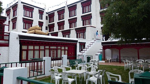 Innenhof mit Garten, Lharimo Hotel, Leh - Ladakh: Essen & Schlafen