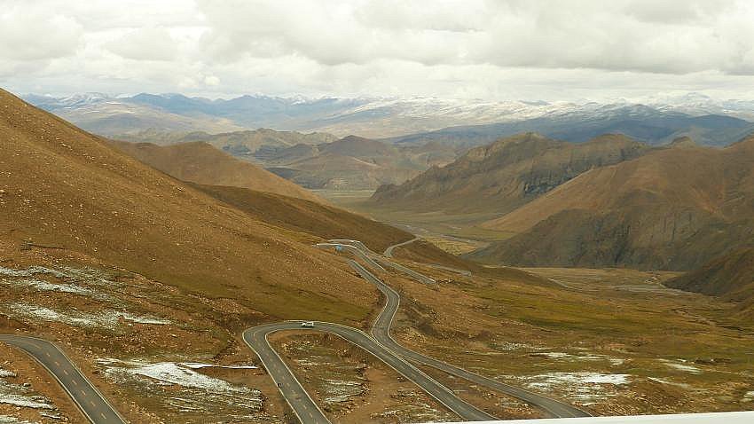 Serpentinen auf den Pang La Pass - Zentral-Tibet: Landschaft