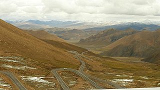 Serpentinen auf den Pang La Pass - Zentral-Tibet: Landschaft