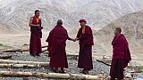 M&ouml;nche beim Chemdey Kloster - Ladakh: Land-und-Leute