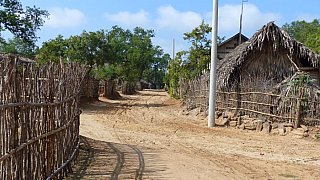 Sandpiste zu einem entlegenen Dorf - Zentral-Myanmar: Land und Leute