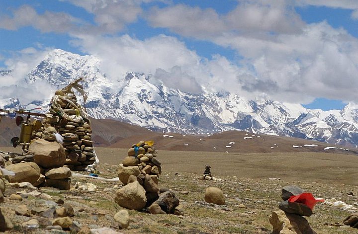 2006 - Steinm&auml;nnchen auf dem Thong La-Pass - Zentral-Tibet: Landschaft