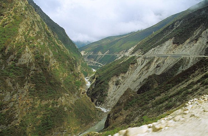 2006 - Serpentinen hinunter nach Zhangmu - Zentral-Tibet: Landschaft