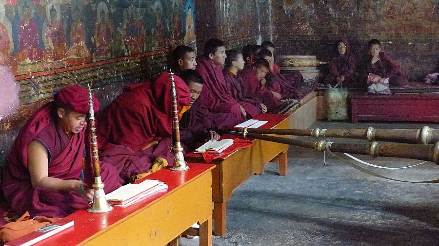 Gebetszeremonie im Chemdey Kloster - Ladakh: Land-und-Leute