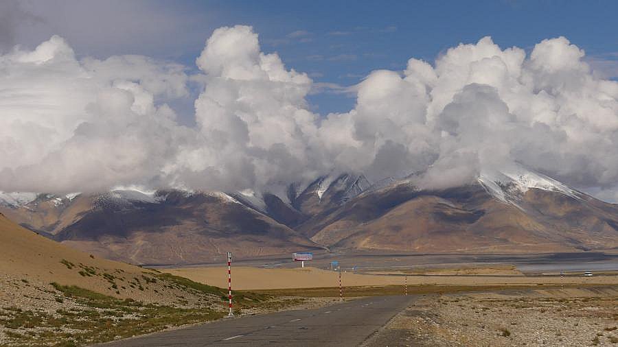 Schneeberge hinter Wolken - Zentral-Tibet: Landschaft